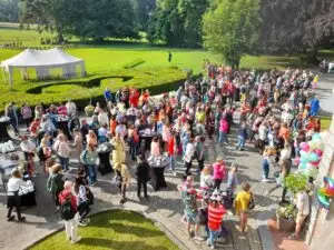 Nombreux visiteurs lors d'une fête de jardin, tentes et ballons dans le parc
